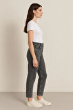 ACZA – Kadın Gri Yüksek Bel Mom Jean Pantolon (Taşlanmış Denim)
