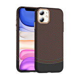 iPhone 11 Kılıf Magsafe Şarj Özellikli Karbon Fiber Görünümlü SYS Gros Kapak - Gold-Siyah