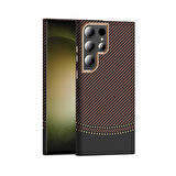 Galaxy S23 Ultra Kılıf M-safe Şarj Özellikli Karbon Fiber Görünümlü UZRM Gros Kapak - Gold-Siyah