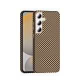 Galaxy S24 FE Kılıf M-safe Şarj Özellikli Karbon Fiber Görünümlü ALT Gros Kapak - Gold-Siyah
