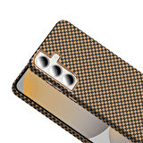 Galaxy S24 FE Kılıf M-safe Şarj Özellikli Karbon Fiber Görünümlü TLZN Gros Kapak - Gold-Siyah