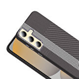 Galaxy S24 Kılıf M-safe Şarj Özellikli Karbon Fiber Görünümlü İKSP Gros Kapak - Gold-Siyah