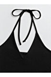 V Yaka Siyah Renk Desensiz Boyun Bağlamalı Fitilli Kısa Kolsuz Likralı Fit Crop Top Bluz