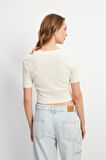 Önü Küçük Taş Desenli Krem Crop T-shirt