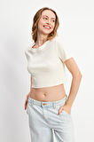 Önü Küçük Taş Desenli Krem Crop T-shirt