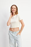 Önü Küçük Taş Desenli Krem Crop T-shirt