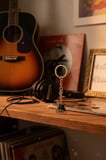 Sheforshe Lisanslı Müzik Temalı Gitar Tasarımlı Taşlı Anahtarlık – Altın Renkli Metal Çanta Aksesuarı