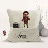 BK Gift Kişiye Özel Gezgin Karikatür Tasarımlı Organizer Kumanda ve Atıştırmalık Cepli Sarı Kırlent 