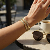 Altın Renginde Pembe ve Beyaz Taşlı Zarif Bileklik – Işıltılı ve Şık Tasarım