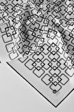 Twill Geometrik Desenli Gümüş Renkli 90x90 Eşarp (İpek İçermez) Kenar Dikiş Şekli El Dikişli