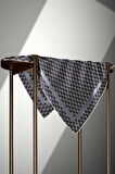 % 57 İPEK % 43 VİSKON Twill İpek Geometrik Desenli Siyah - Gri Renkli 90x90 Eşarp Dikim Şekli : El Dikişi