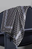 % 57 İPEK % 43 VİSKON Twill İpek Geometrik Desenli Siyah - Gri Renkli 90x90 Eşarp Dikim Şekli : El Dikişi
