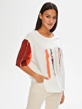 Kolları Çizgili Batik Desen Garnili Yuvarlak Yaka T-Shirt 68621