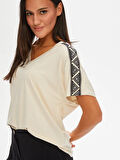 Resort Omuzları Nakış Detaylı V Yaka Kısa Kol T-Shirt 68817