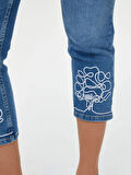 Paçası Ağaç Nakışlı Slim Fit Jean Caprı S25JCP001