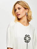 Önü Çiçek Aplike Detaylı Yuvarlak Yaka t-shirt 051