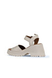 Bueno Shoes Krem Deri Kadın Dolgu Topuklu Sandalet 01wy12600