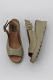 Bueno Shoes Haki Deri Kadın Dolgu Topuklu Sandalet 01wy8600