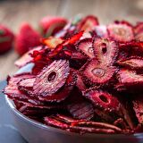 Çilek Cipsi Meyve Kurusu - 30 Gr. - Kavanoz Görünümlü Kilitli Poşet - Kilitli Saklama Poşeti