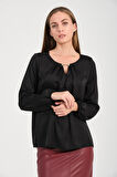 Yakası Aksesuarlı Bluz