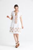 Kısa Kol Şile Bezi Yasmin Nakışlı Kısa Elbise Beyaz Byz