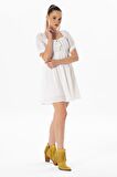 Kısa Kol Lara Kare Yaka Bağlama Detaylı Yazlık Müslin Elbise Beyaz Byz