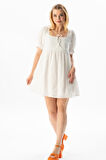 Kısa Kol Lara Kare Yaka Bağlama Detaylı Yazlık Müslin Elbise Beyaz Byz