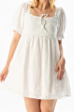 Kısa Kol Lara Kare Yaka Bağlama Detaylı Yazlık Müslin Elbise Beyaz Byz