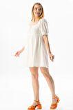 Kısa Kol Lara Kare Yaka Bağlama Detaylı Yazlık Müslin Elbise Beyaz Byz