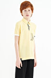 Sarı Ön Cep Detaylı Baskılı Standart Kalıp Polo Yaka Erkek Çocuk T-Shirt - 11102 | 9-10 Yaş