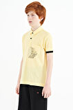Sarı Ön Cep Detaylı Baskılı Standart Kalıp Polo Yaka Erkek Çocuk T-Shirt - 11102 | 9-10 Yaş
