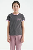 Koyu Gri Minimal Yazı Baskılı O Yaka Rahat Form Kısa Kollu Kız Çocuk T-Shirt - 75110 | 7-8 Yaş
