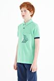 Su Yeşili Ön Cep Detaylı Baskılı Standart Kalıp Polo Yaka Erkek Çocuk T-Shirt - 11102 | 12-13 Yaş
