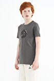 Koyu Gri Nakış İşleme Detaylı O Yaka Standart Kalıp Erkek Çocuk T-Shirt - 11115 | 5-6 Yaş