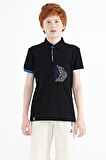 Siyah Ön Cep Detaylı Baskılı Standart Kalıp Polo Yaka Erkek Çocuk T-Shirt - 11102 | 14-15 Yaş