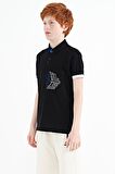 Siyah Ön Cep Detaylı Baskılı Standart Kalıp Polo Yaka Erkek Çocuk T-Shirt - 11102 | 14-15 Yaş