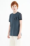 Orman Yeşili Omuz Baskı Detaylı Standart Kalıp O Yaka Erkek Çocuk T-Shirt - 11121 | 10-11 Yaş