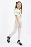 Açık Yeşil Oversize Yazı Baskılı O Yaka Düşük Omuz Kız Çocuk T-Shirt  - 75028 | 8-9 Yaş