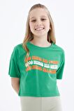 Yeşil Oversize Renkli Yazı Baskılı Düşük Omuz O Yaka Kız Çocuk Crop T-Shirt  - 75038 | 14-15 Yaş