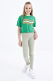 Yeşil Oversize Renkli Yazı Baskılı Düşük Omuz O Yaka Kız Çocuk Crop T-Shirt  - 75038 | 14-15 Yaş