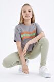 Gri Oversize Renkli Yazı Baskılı Düşük Omuz O Yaka Kız Çocuk Crop T-Shirt  - 75038 | 10-11 Yaş