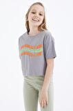 Gri Oversize Renkli Yazı Baskılı Düşük Omuz O Yaka Kız Çocuk Crop T-Shirt  - 75038 | 10-11 Yaş