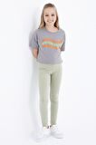 Gri Oversize Renkli Yazı Baskılı Düşük Omuz O Yaka Kız Çocuk Crop T-Shirt  - 75038 | 10-11 Yaş