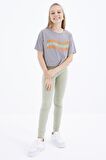 Gri Oversize Renkli Yazı Baskılı Düşük Omuz O Yaka Kız Çocuk Crop T-Shirt  - 75038 | 10-11 Yaş