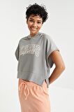 Gri Yazı Baskılı Kapüşonlu Oversize Bürümcük Kumaş Kadın Crop Top T-Shirt  - 97229 | XL