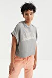 Gri Yazı Baskılı Kapüşonlu Oversize Bürümcük Kumaş Kadın Crop Top T-Shirt  - 97229 | XL