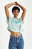 Su Yeşili Yazı Baskılı Kapüşonlu Oversize Bürümcük Kumaş Kadın Crop Top T-Shirt  - 97229 | M