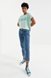 Su Yeşili Yazı Baskılı Kapüşonlu Oversize Bürümcük Kumaş Kadın Crop Top T-Shirt  - 97229 | M