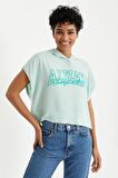 Su Yeşili Yazı Baskılı Kapüşonlu Oversize Bürümcük Kumaş Kadın Crop Top T-Shirt  - 97229 | M