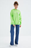 Fıstık Yeşil Kapüşonlu Sırt Baskı Detaylı Oversize Kadın Sweatshirt - 97249 | M
